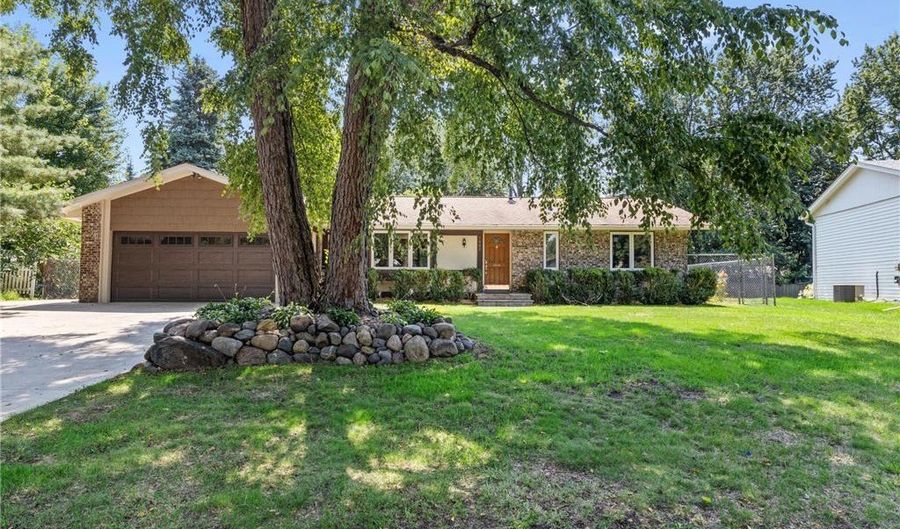 7060 145th St W, Apple Valley, MN 55124 - 5 Beds, 3 Bath