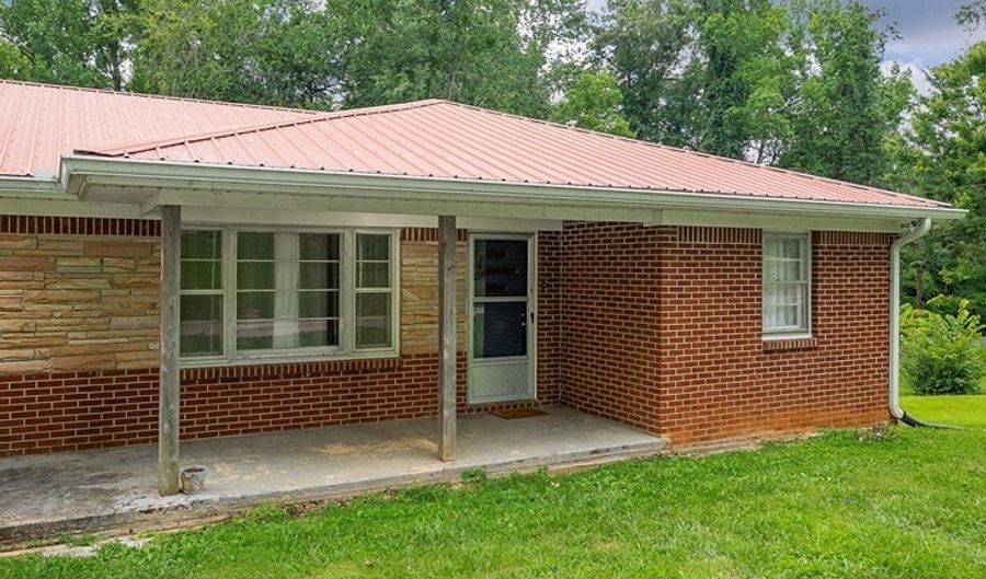 121 Pat Carr Ln, Alpine, TN 38543 - 3 Beds, 2 Bath