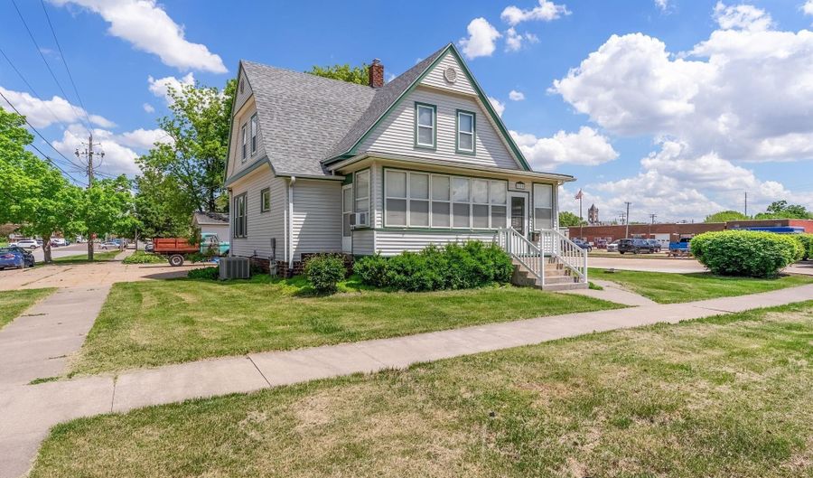110 NW 3RD Ave, Aledo, IL 61231 - 4 Beds, 2 Bath