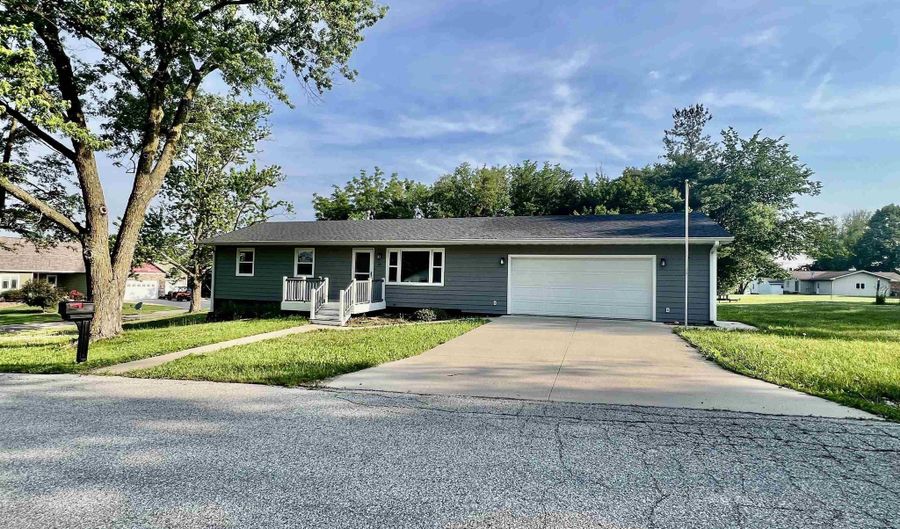 121 H Ave W, Albia, IA 52531 - 4 Beds, 2 Bath