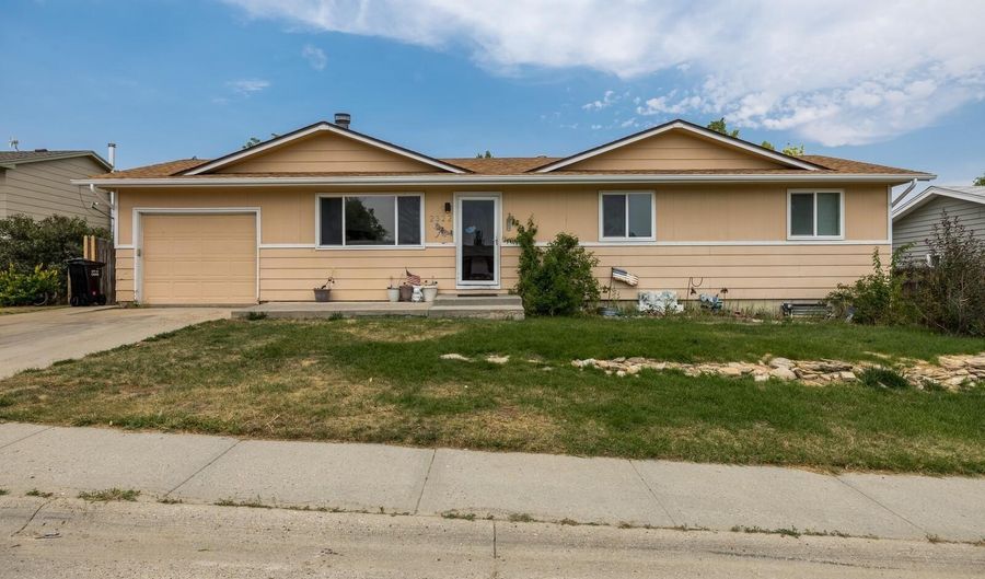 2322 Shattuck Ave, Casper, WY 82601 - 4 Beds, 3 Bath