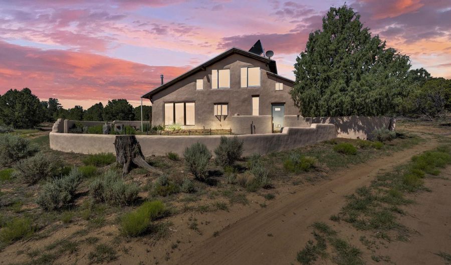 77 North Rd, Carson, NM 87517 - 2 Beds, 2 Bath