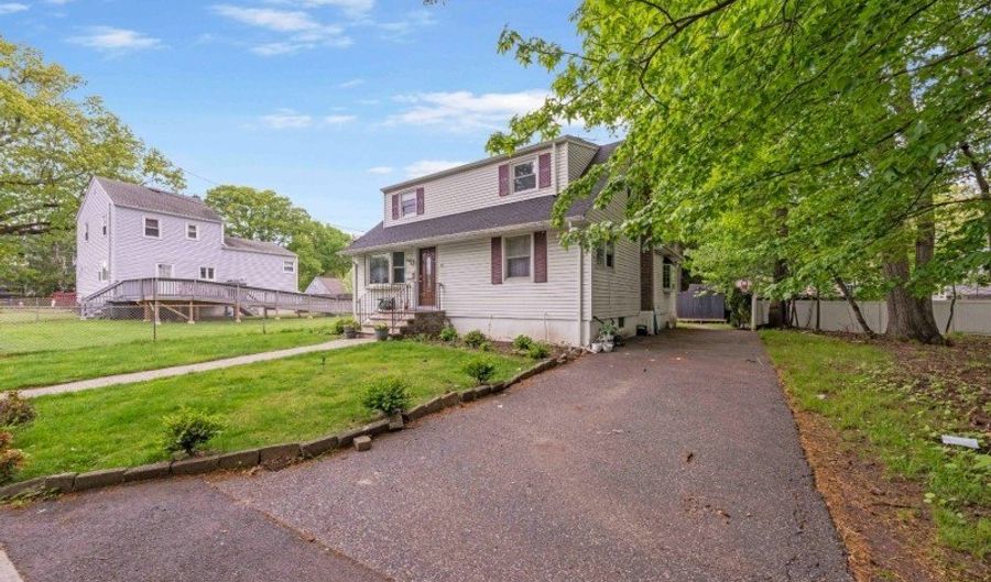 73 Davis Dr, Bergenfield, NJ 07621 - 4 Beds, 3 Bath