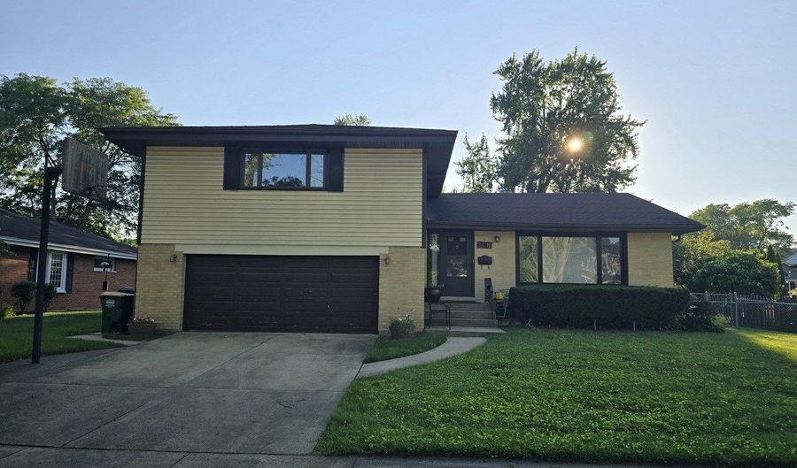 14 N Forrest Ave, Arlington Heights, IL 60004 - 4 Beds, 3 Bath