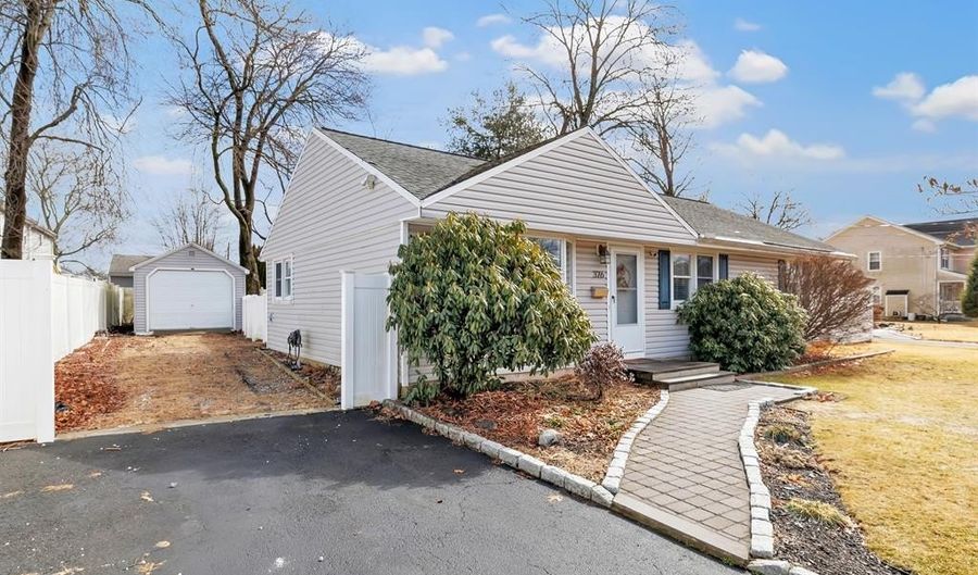 376 Folino Dr, Bridgeport, CT 06606 - 3 Beds, 1 Bath