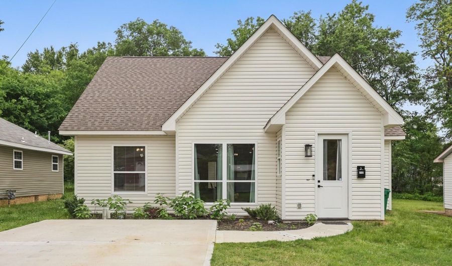 712 W Ashley St, Benton, AR 72015 - 3 Beds, 2 Bath