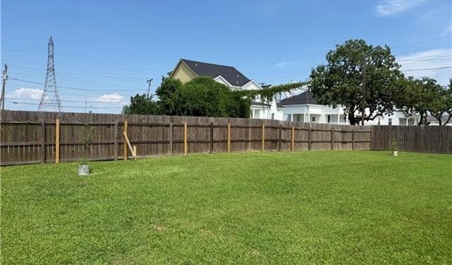 225 NUTRIA Dr, Arabi, LA 70032 - 3 Beds, 2 Bath