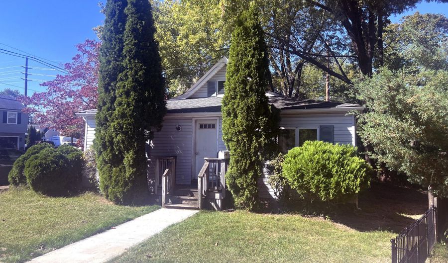 310 East Rd, Belford, NJ 07718 - 2 Beds, 1 Bath