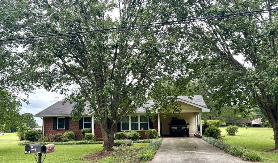 295 Grove St, Barnesville, GA 30204 - 3 Beds, 1 Bath