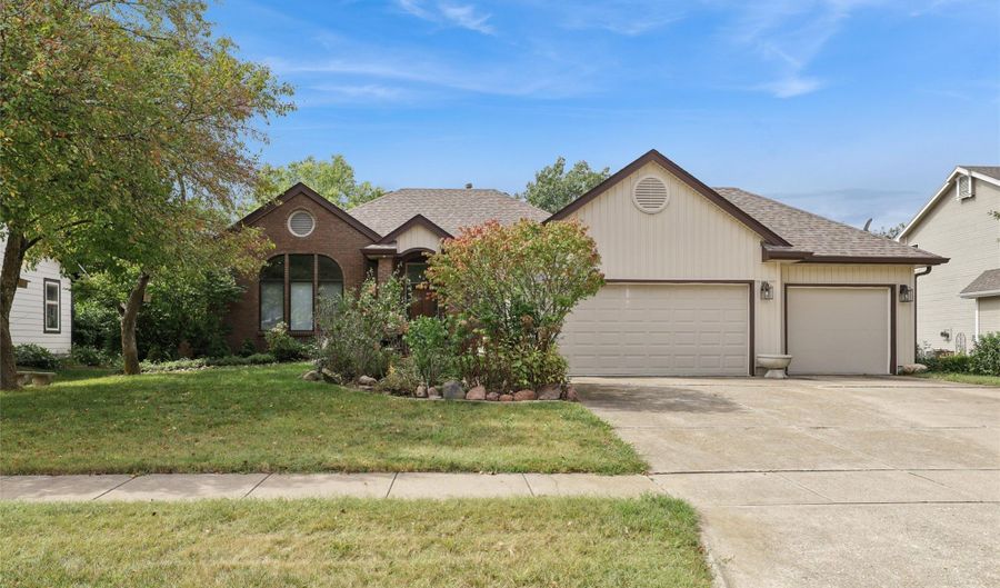 548 6th St NW, Altoona, IA 50009 - 3 Beds, 2 Bath