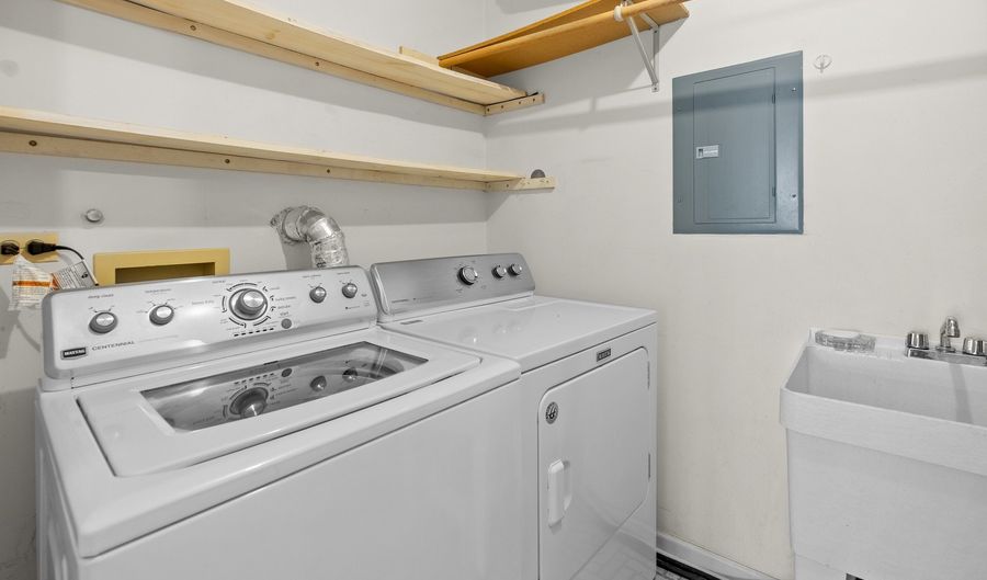 1533 N Courtland Dr, Arlington Heights, IL 60004 - 2 Beds, 2 Bath
