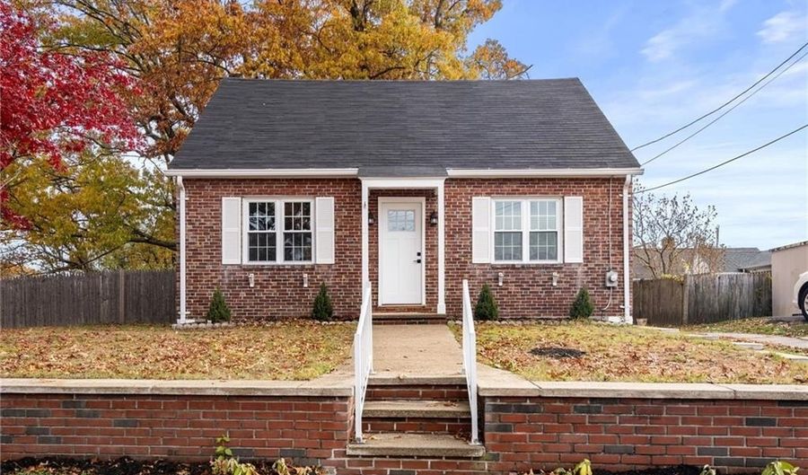 11 Hornbine St, Cranston, RI 02919 - 2 Beds, 2 Bath