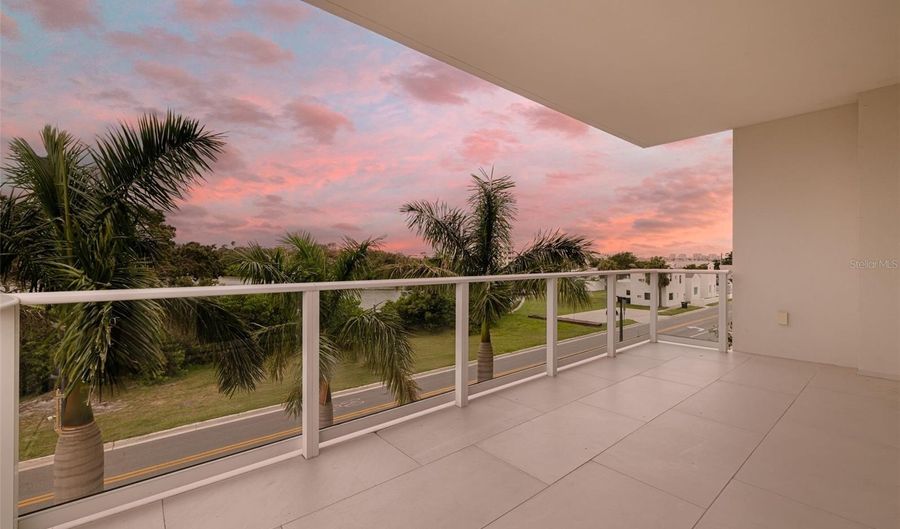 1020 SUNSET POINT Rd 213, Clearwater, FL 33755 - 3 Beds, 3 Bath