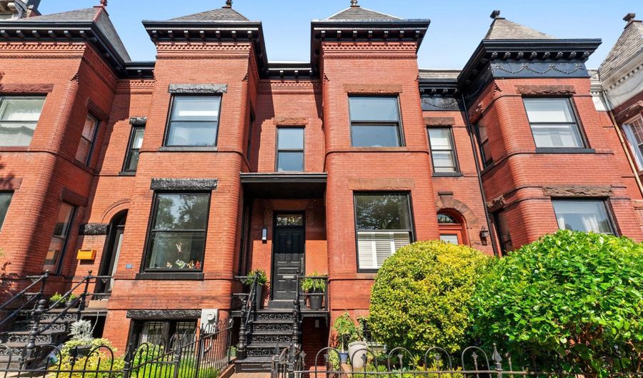 111 8TH St SE, Washington, DC 20003 - 4 Beds, 4 Bath