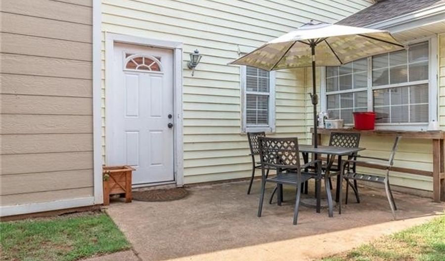 814 BROOKS Blvd, Alexandria, LA 71303 - 2 Beds, 2 Bath