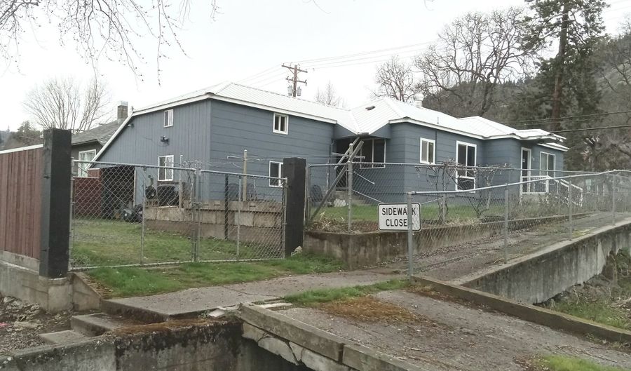 113 N WALNUT St, Bingen, WA 98605 - 2 Beds, 2 Bath