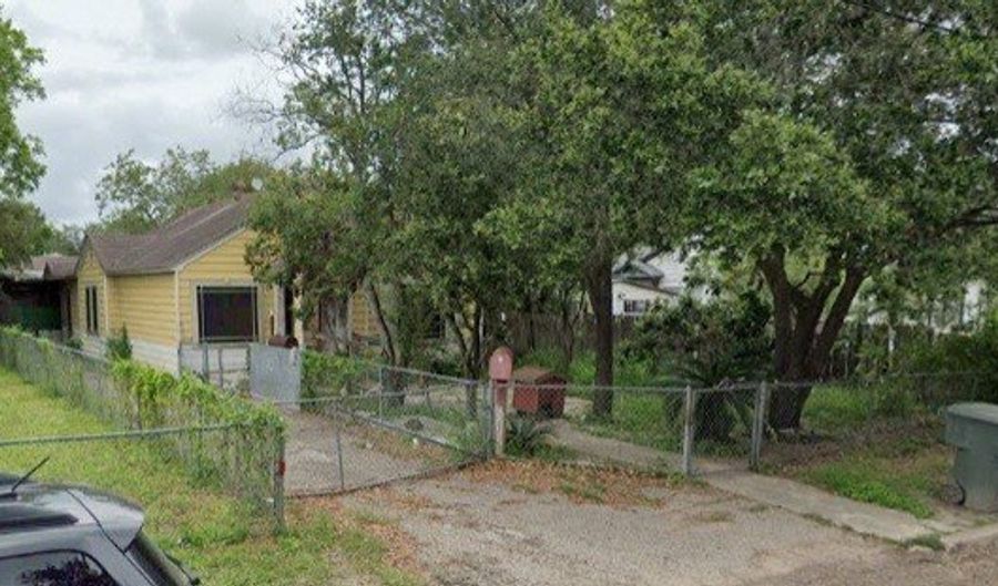 515 E 4th St, Alice, TX 78332 - 4 Beds, 6 Bath