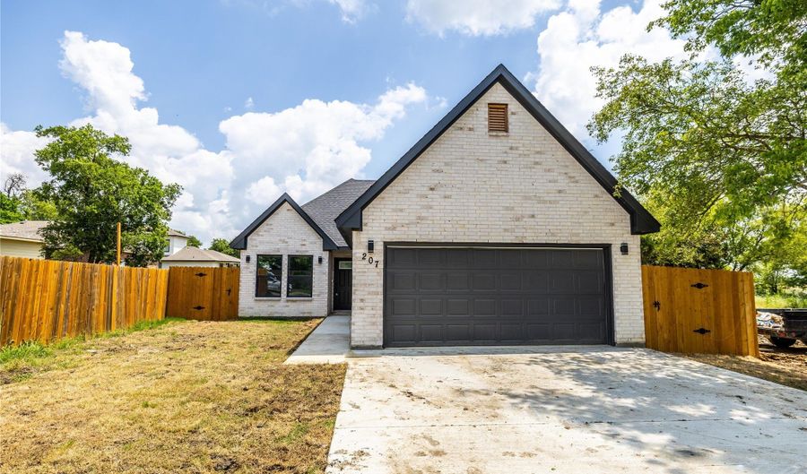 207 S James St, Alvarado, TX 76009 - 3 Beds, 2 Bath