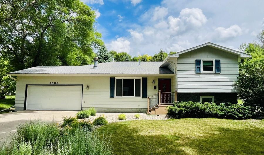 1606 N Jackson St, Aberdeen, SD 57401 - 4 Beds, 2 Bath