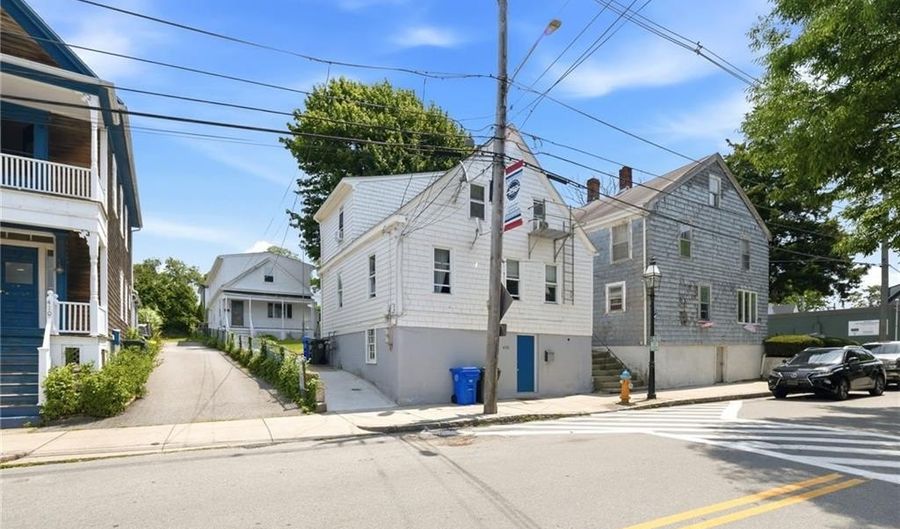 400 Thames St, Bristol, RI 02809 - 9 Beds, 5 Bath