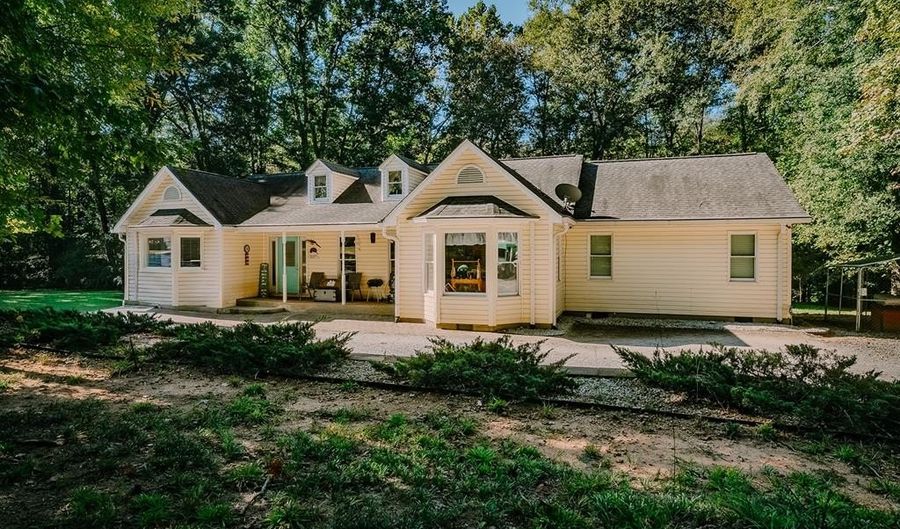 433 Foster Lake Rd, Blacksburg, SC 29702 - 3 Beds, 2 Bath