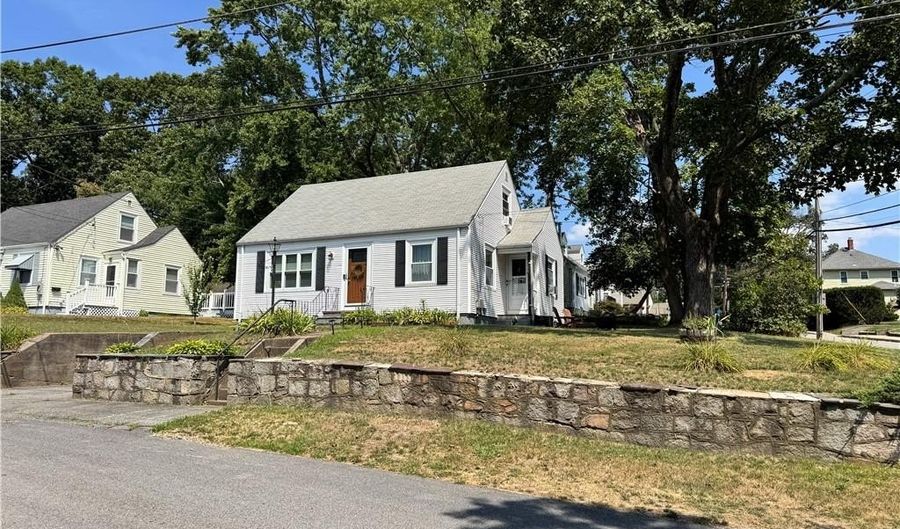 1 Garvin St, Cumberland, RI 02864 - 3 Beds, 1 Bath