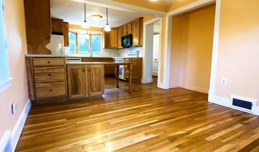 17 US Route One, Falmouth, ME 04105 - 3 Beds, 3 Bath