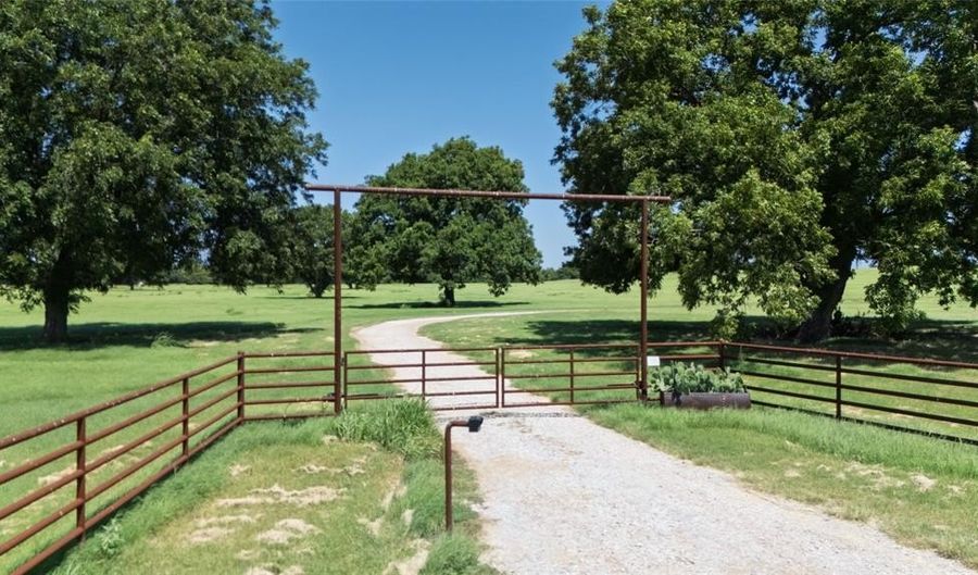 1370 Parker Dairy Rd, Alvord, TX 76225 - 2 Beds, 2 Bath