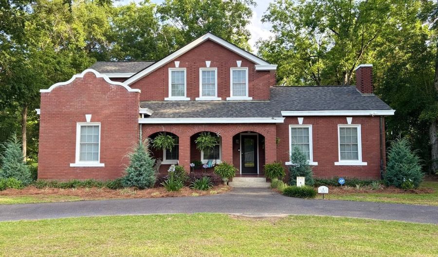 621 CHURCH St, Andalusia, AL 36420 - 4 Beds, 3 Bath