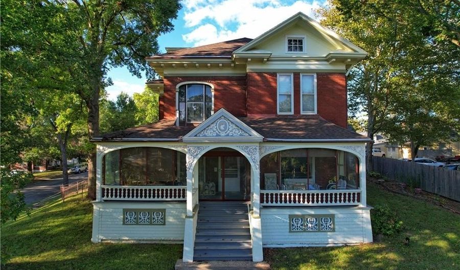 400 N 3rd St, Atchison, KS 66002 - 4 Beds, 2 Bath