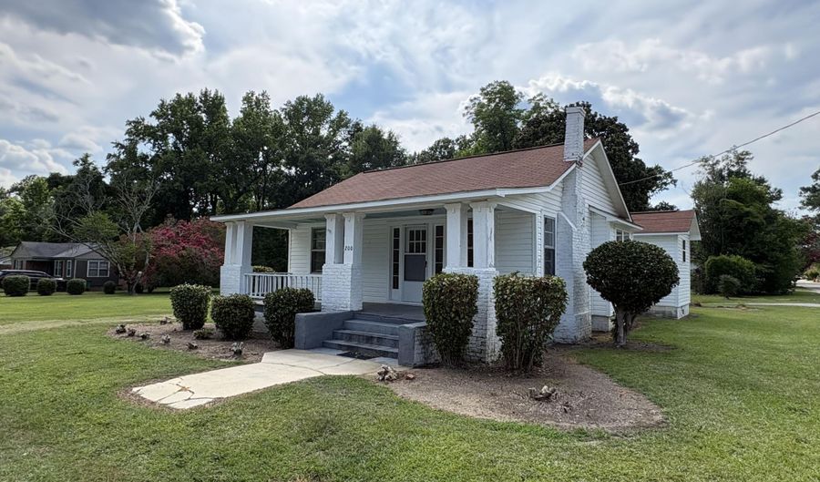 200 S Calhoun St, Bishopville, SC 29010 - 3 Beds, 2 Bath