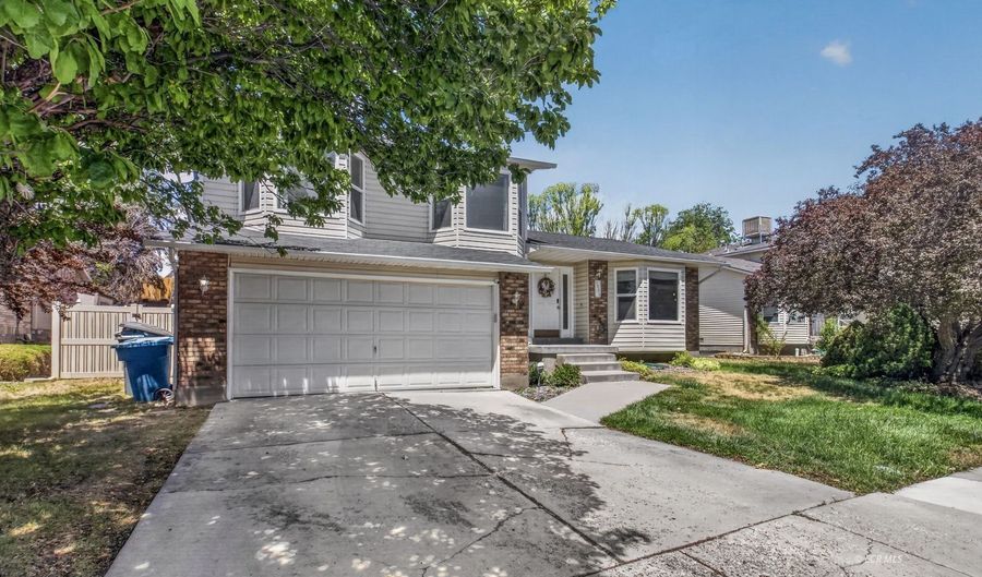 1526 Clover Hills Dr, Elko, NV 89801 - 4 Beds, 3 Bath