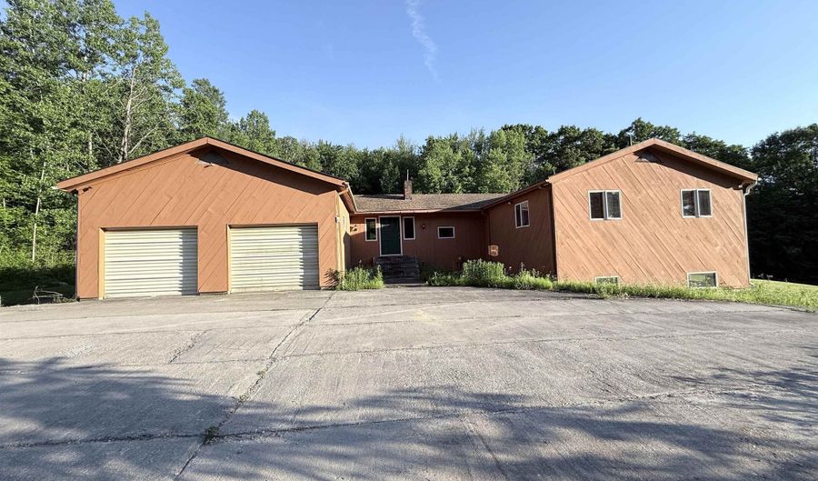 498 Town Line Rd, Bennington, VT 05201 - 4 Beds, 3 Bath