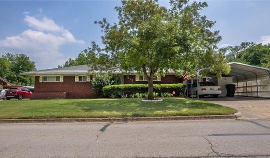 912 Maxwell NW, Ardmore, OK 73401 - 3 Beds, 2 Bath