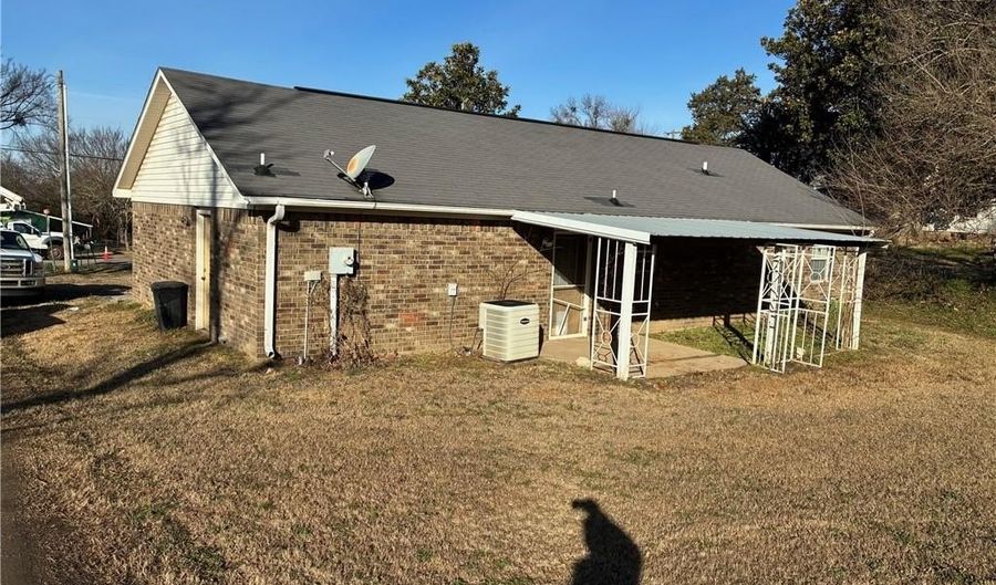 324 N Pine St, Altus, AR 72821 - 3 Beds, 2 Bath