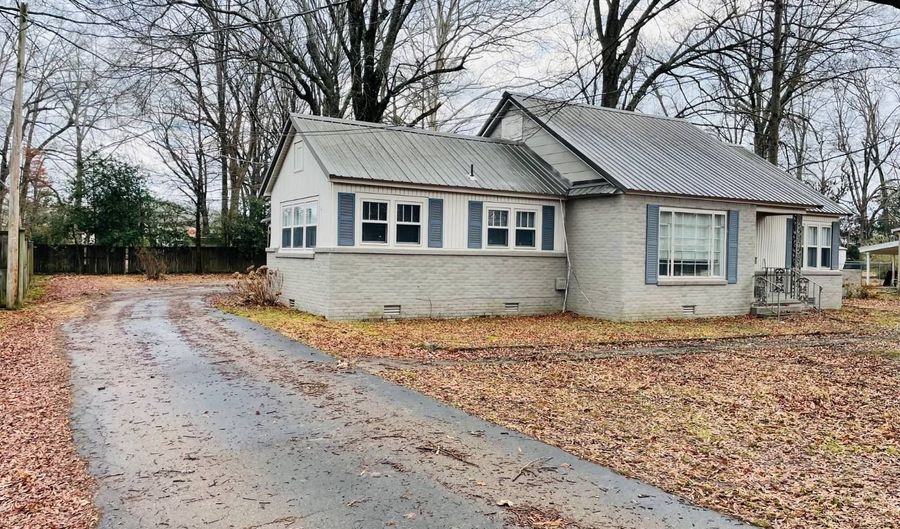 210 Bates St, Batesville, MS 38606 - 3 Beds, 2 Bath