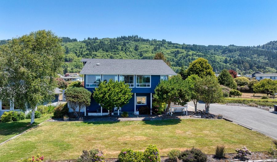 15263 OCEANVIEW Dr, Brookings, OR 97415 - 3 Beds, 3 Bath