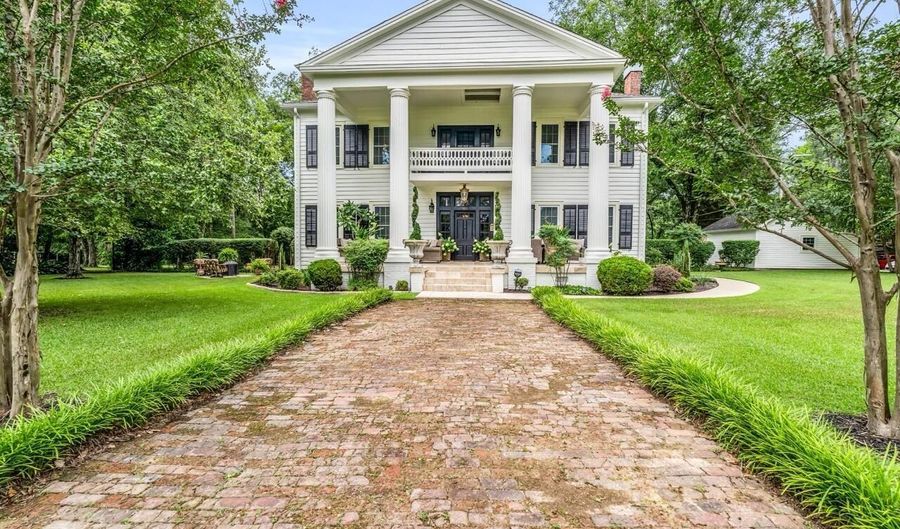 423 S Matubba St, Aberdeen, MS 39730 - 3 Beds, 3 Bath