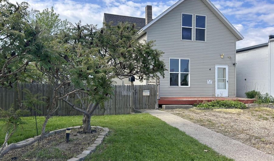 4 SE 10th Ave, Aberdeen, SD 57401 - 2 Beds, 2 Bath