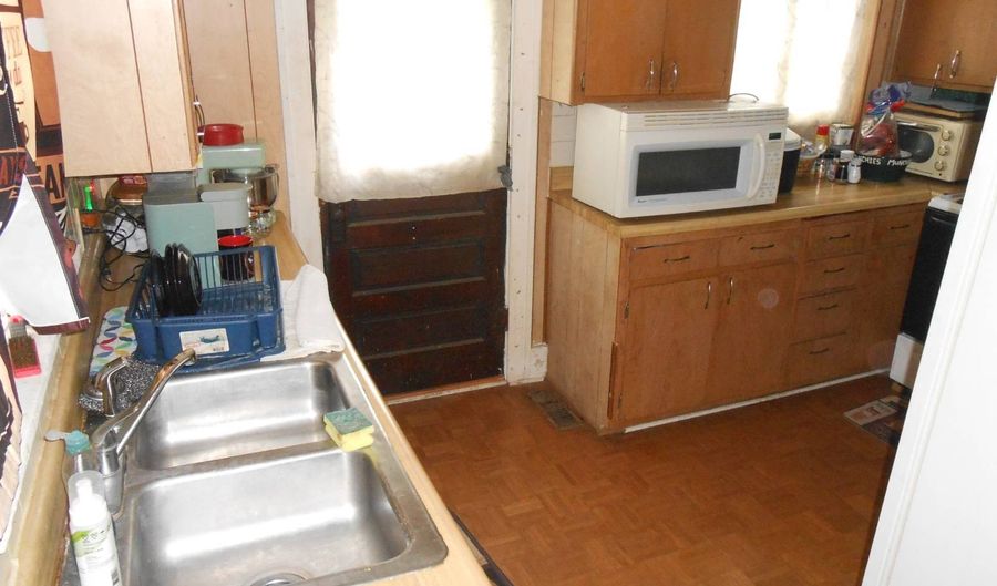 403 E Clay St, Albany, MO 64402 - 3 Beds, 1 Bath