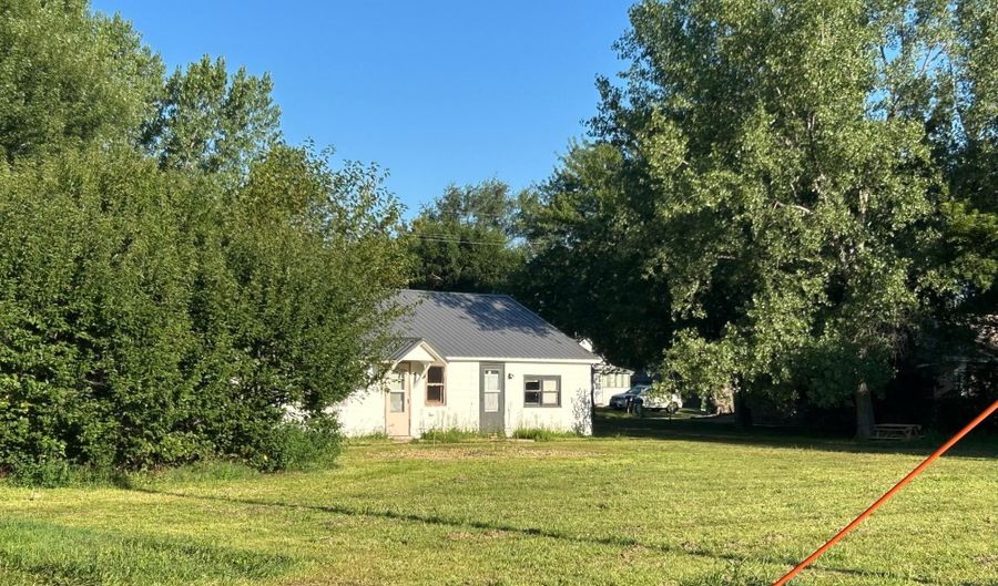 142 W South St, Ainsworth, NE 69210 - 3 Beds, 2 Bath
