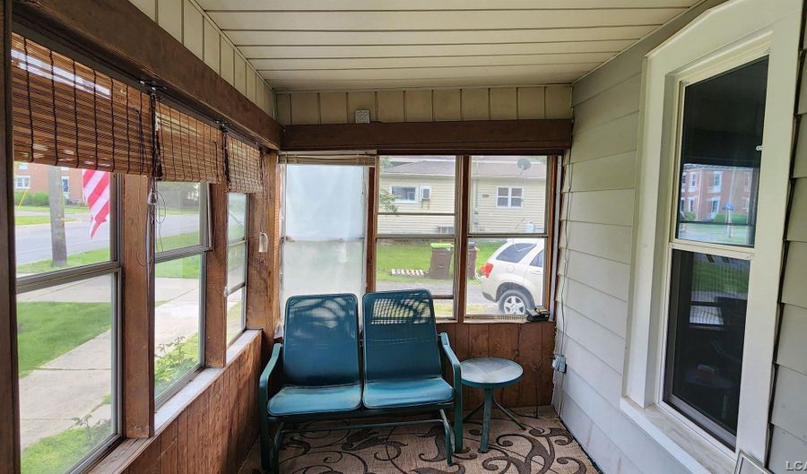 513 N Broad St, Adrian, MI 49221 - 4 Beds, 2 Bath