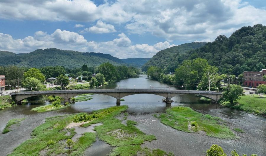 342 S. Monroe St, Alderson, WV 24910 - 1 Beds, 2 Bath
