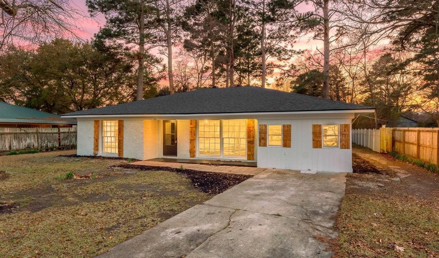 1211 Lee St, Benton, LA 71006 - 3 Beds, 2 Bath