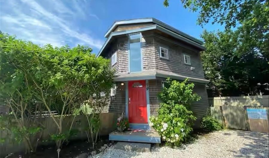 19 Warren Ave 19, Middletown, RI 02842 - 4 Beds, 2 Bath