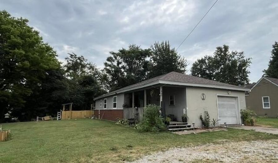 902 S Carnation Dr, Aurora, MO 65605 - 3 Beds, 1 Bath