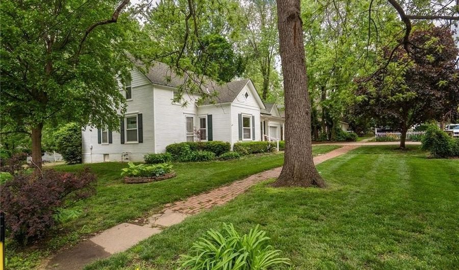 920 Grove St, Baldwin City, KS 66006 - 2 Beds, 1 Bath