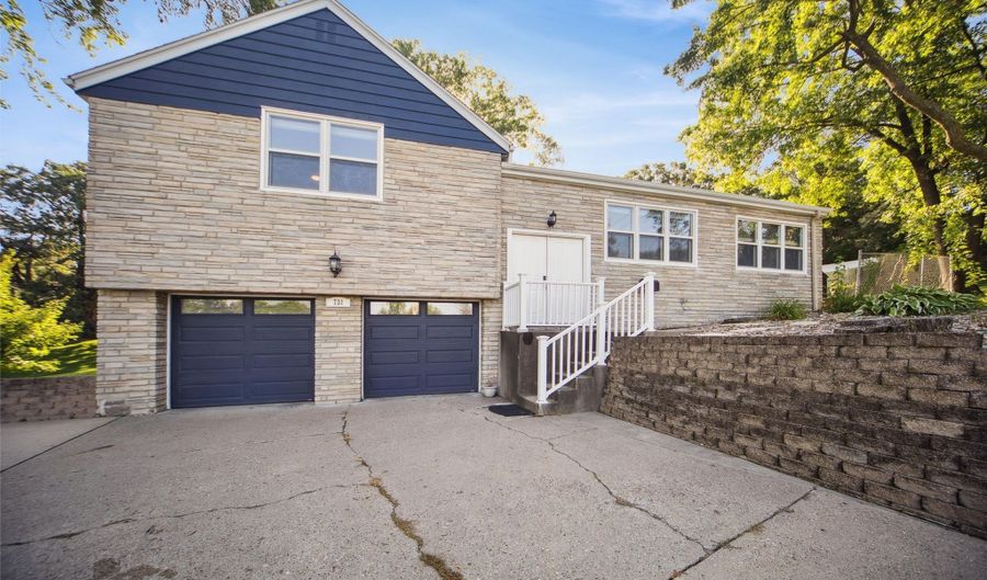 731 56th St, Des Moines, IA 50312 - 3 Beds, 4 Bath