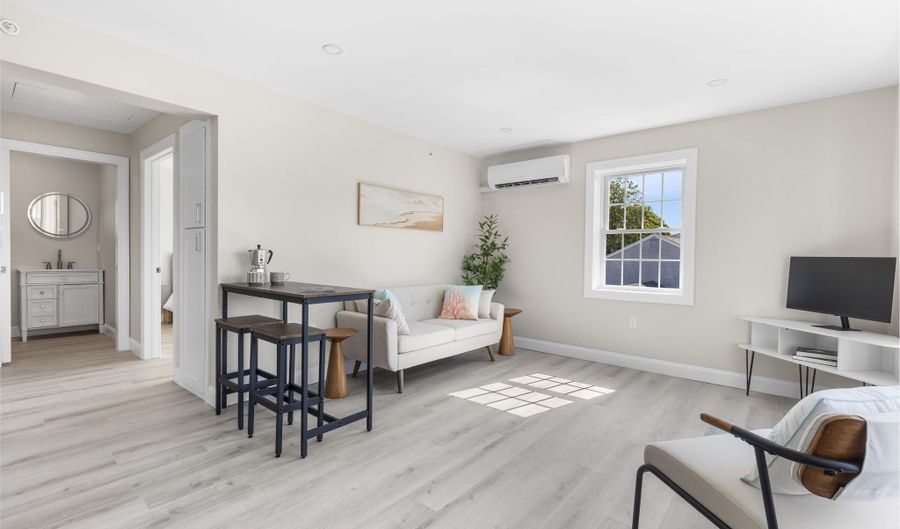 112 W Main St 4, Barnstable, MA 02630 - 1 Beds, 1 Bath