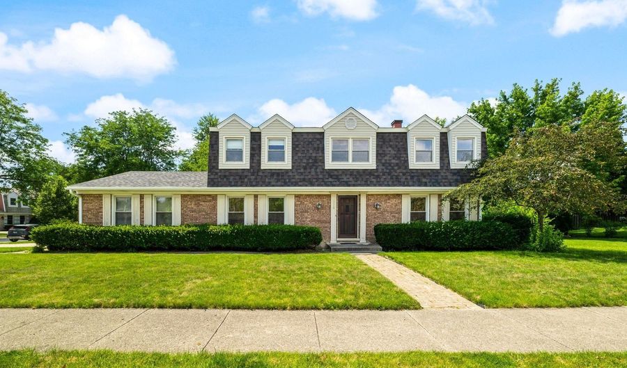 2218 N Williamsburg St, Arlington Heights, IL 60004 - 4 Beds, 3 Bath